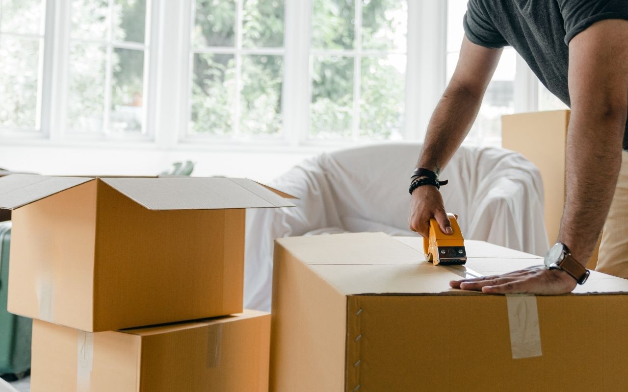 White Red Moving & Storage team assisting customer